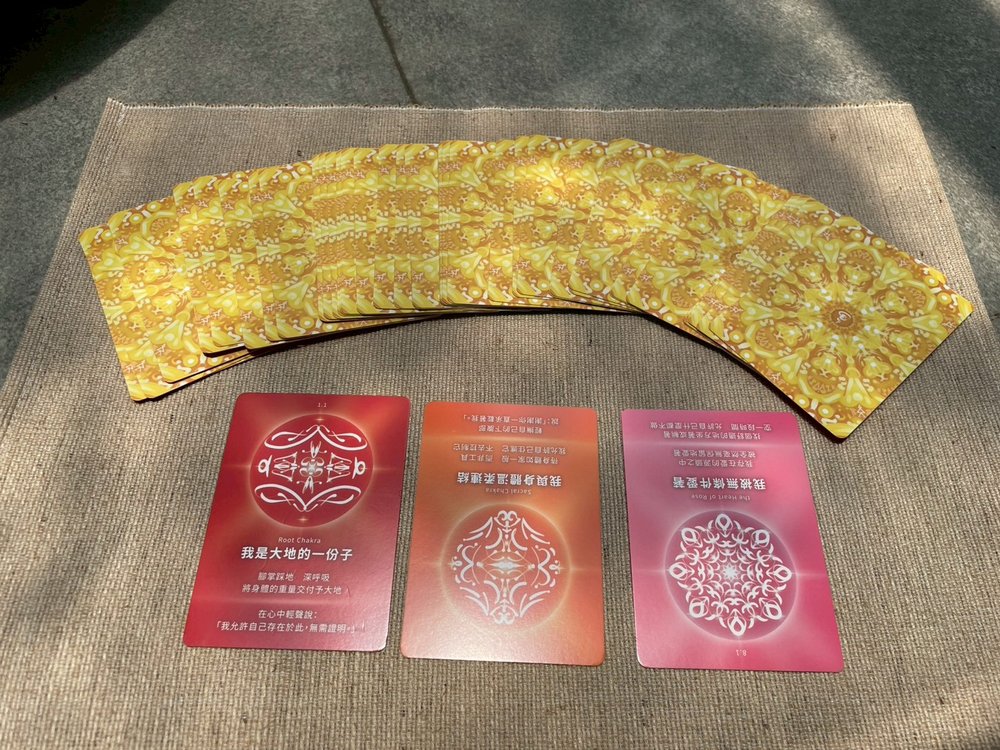 脈輪自我陪伴卡實拍照 - 56張曼陀羅卡面攤開